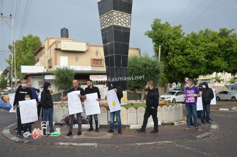 فيديو : العشرات من اصحاب المحلات التجارية ونشطاء يشاركون في الوقفة الاحتجاجية ضد سياسة التمييز العنصرية اتجاههم 